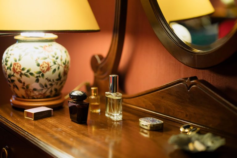 How to Find Your Signature Scent After 40 (A Step-by-Step Guide)